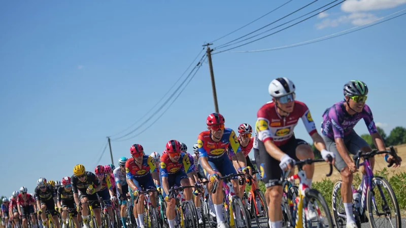 Die Tour war am Samstag auf dem Weg nach Laval. - © Thibault Camus/AP/dpa