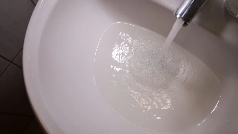 Das Wasser fließt nicht mehr richtig ab? Ein Hack soll helfen, die Verstopfung zu beheben. - © Christin Klose/dpa-tmn