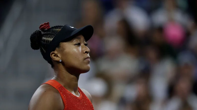 Tennisstar Naomi Osaka fiel mit ihrem Haarschmuck auf. - © Adam Hunger/AP/dpa