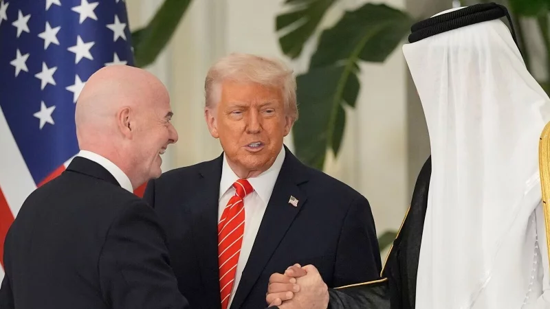 FIFA-Chef Infantino hält enge Bande zum US-Präsdienten und nach Saudi-Arabien. - © Alex Brandon/AP/dpa