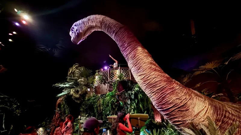 Schon kurz hinter dem Eingang werden Besucher von dem sanft schnaubenden Pflanzenfresser Brachiosaurus begr&uuml;&szlig;t. - &copy; Carola Frentzen/dpa-tmn