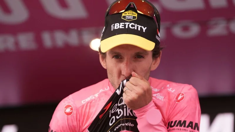 Designierter Giro-Champion: Simon Yates am Ziel seiner Träume. - © Massimo Paolone/undefined/LaPresse/AP/dpa