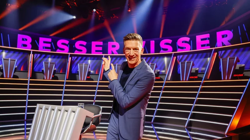 Der Quizmaster Steffen Hallaschka in seinem neuen Studio. (Archivfoto) - © Thomas Banneyer/dpa