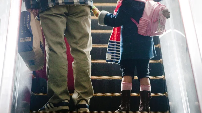 Rolltreppen sind f&uuml;r Kinder oft spannend, stellen sie aber auch vor Herausforderungen. - &copy; Diego Azubel/epa/dpa-tmn