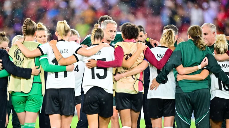 Die DFB-Fu&szlig;ballerinnen nach dem Halbfinal-Aus bei der EM. - &copy; Sebastian Christoph Gollnow/dpa