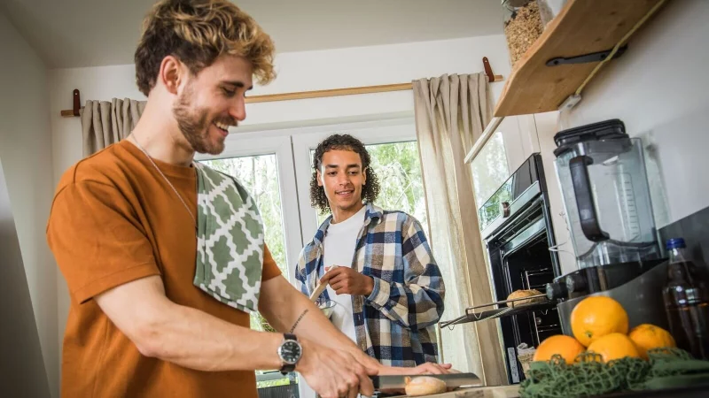 Gern vegetarisch und schnell zubereitet: Die Gen Z interessiert sich sehr für Ernährung, hat aber wenig Zeit dafür. - © Christin Klose/dpa-tmn