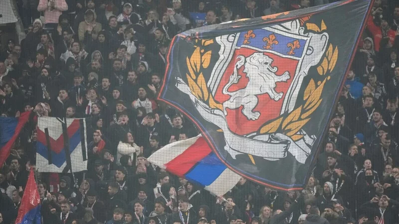 Auch für die Fans ein harter Schlag: Zwangsabstieg für Lyon. - © Michel Euler/AP/dpa