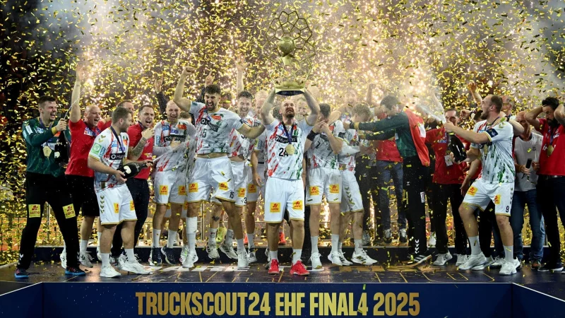 Der SC Magdeburg bejubelt den Triumph in der Champions League. - © Marius Becker/dpa