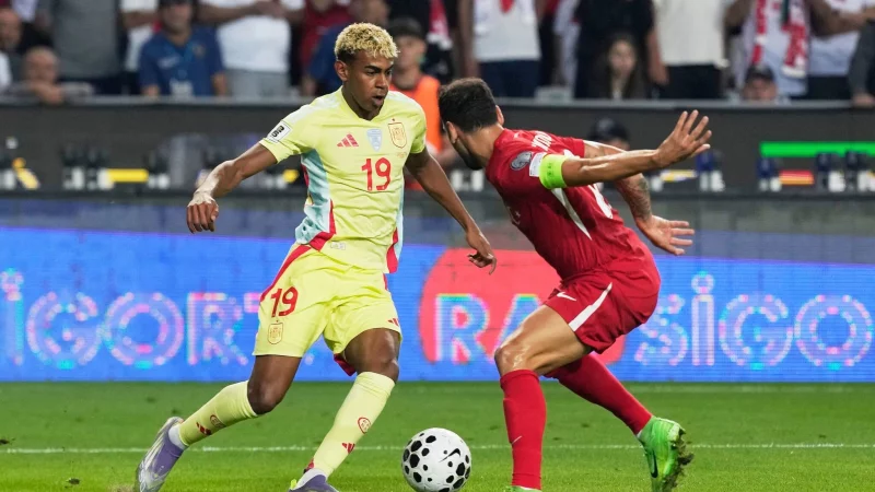 Lamine Yamal fehlt dem FC Barcelona nach seinen L&auml;nderspiel-Eins&auml;tzen f&uuml;r Spanien. - &copy; Khalil Hamra/AP/dpa