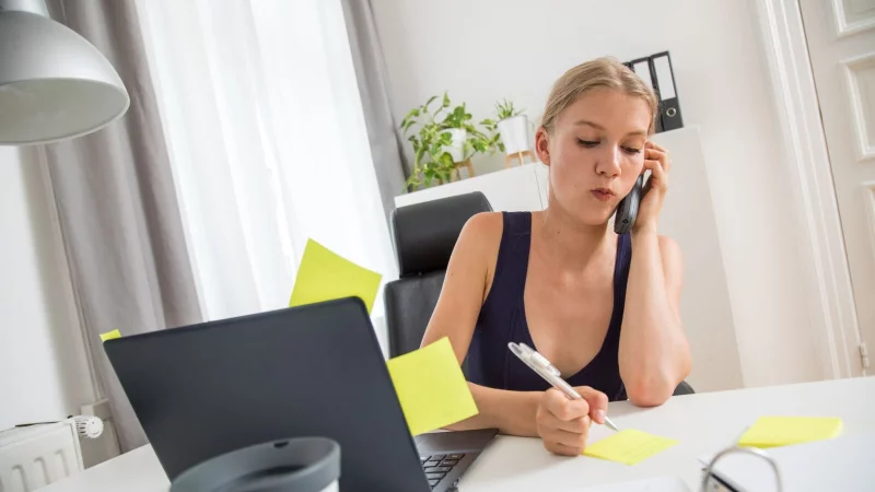 Die zunehmende Informationsflut im Berufsalltag erfordert Priorisierung und Organisation. - © Christin Klose/dpa-tmn