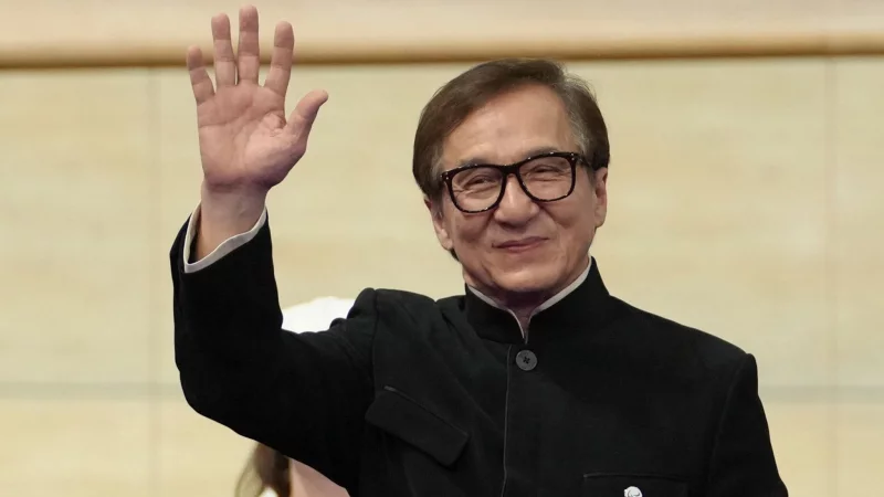 Jackie Chan will eigenen Worten zufolge noch bis an sein Lebensende seine Stunts selbst machen. (Archivbild) - © Thibault Camus/AP/dpa