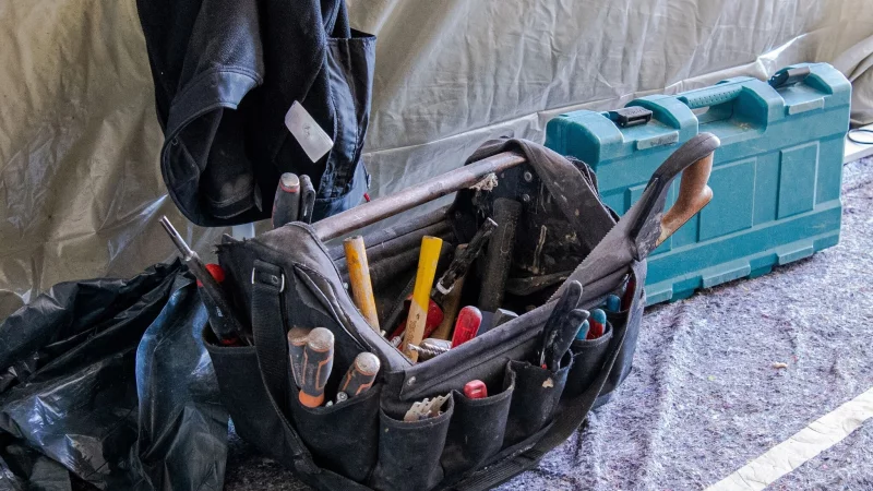 Dokumentation ist entscheidend: Bei Problemen mit Handwerkern sollten alle Arbeiten und Rechnungen genau dokumentiert werden, um im Streitfall Beweise zu haben. - © Laura Ludwig/dpa-tmn