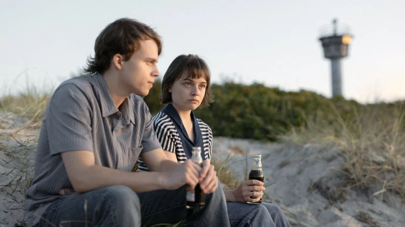 Obwohl Hanna (Lena Urzendowsky) Andreas (Willi Geitmann) Plan, durch die Ostsee zu schwimmen, f&uuml;r Wahnsinn h&auml;lt, verspricht sie, ihn bei der Flucht zu unterst&uuml;tzen - Szene des Films &laquo;Jenseits der blauen Grenze&raquo;. - &copy; Wood Water Films/SWR/Arte/dpa