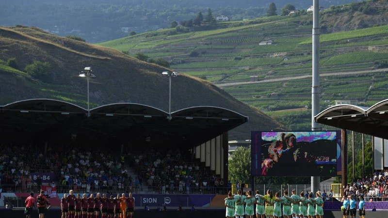 Beim EM-Gruppenspiel zwischen Belgien und Italien gab es eine Schweigeminute zum Gedenken an Liverpools gestorbene Stürmer Diogo Jota - © Alessandra Tarantino/AP/dpa