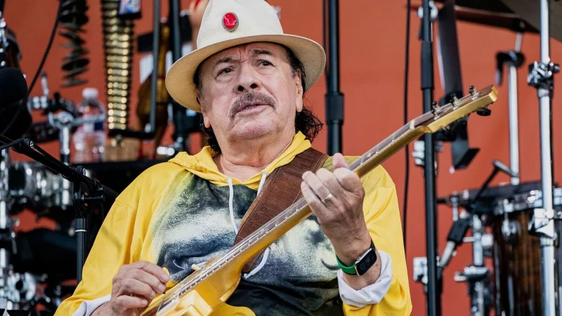 Carlos Santana wünscht sich, dass die Welt wieder mehr nach den Wertvorstellungen der Hippies lebt. (Archivbild) - © Amy Harris/Invision via AP/dpa