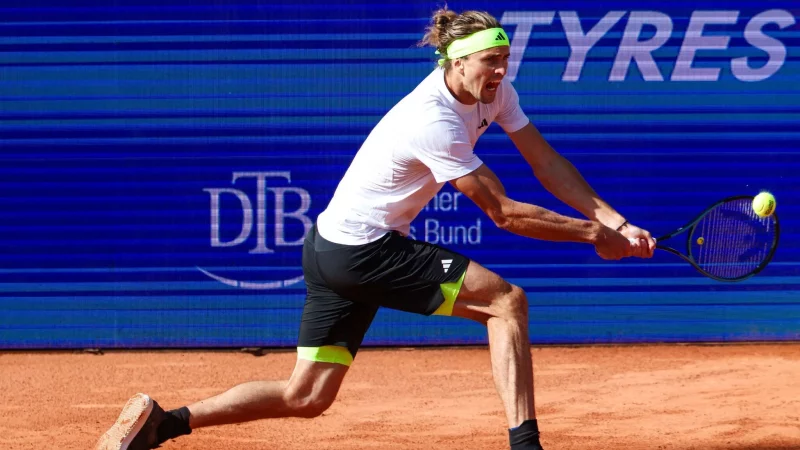 Alexander Zverev könnte in Paris bereits früh auf Novak Djokovic treffen. - © Frank Molter/dpa