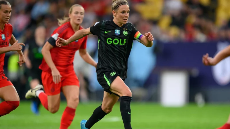 Im Vorjahr unterlagen die Wolfsburgerinnen um Svenja Huth dem FC Bayern. (Archivbild) - © Robert Michael/dpa