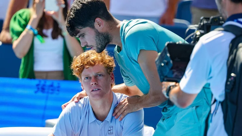 Carlos Alcaraz (r) tröstet Jannik Sinner nach der Aufgabe. - © Scott Stuart/ZUMA Press Wire/dpa