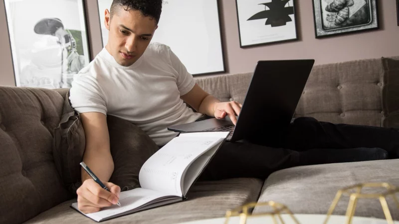 Charakteristisch f&uuml;r Quereinsteiger ist, dass sie oft durch Weiterbildungen, Umschulungen oder Learning-on-the-Job die neuen Kenntnisse erwerben. - &copy; Christin Klose/dpa-tmn