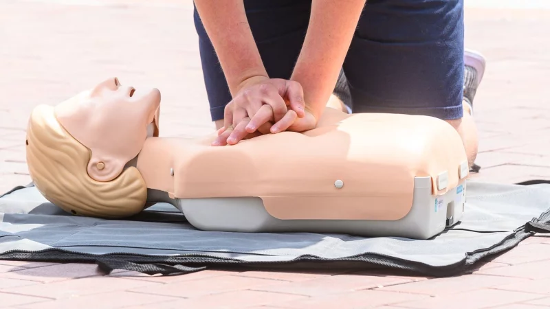 Bitte beherzt zudr&uuml;cken: Einer Herzdruckmassage sollte man nicht zu z&ouml;gerlich angehen. - &copy; Armin Weigel/dpa-tmn