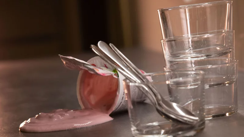 Wie lassen sich past&ouml;se Lebensmittel wie Joghurt von glatten Oberfl&auml;chen restlos entfernen? - &copy; Christin Klose/dpa-tmn