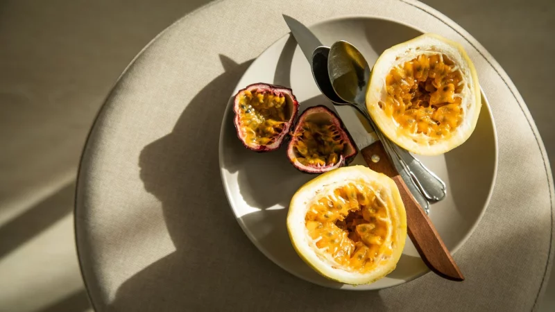 Reife Passionsfr&uuml;chte haben eine gr&uuml;nbraune bis violette Farbe, wohingegen Maracujas deutlich gr&ouml;&szlig;er und im reifen Zustand gelb sind. - &copy; Christin Klose/dpa-tmn