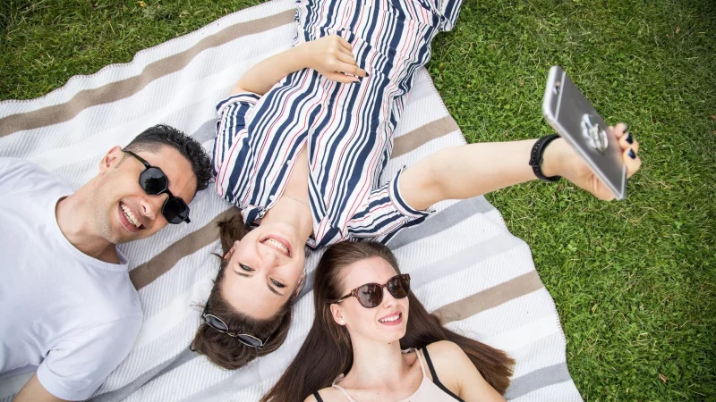 Ein wichtiger Faktor f&uuml;r funktionierende Freundschaften sind pers&ouml;nliche Begegnungen und Gespr&auml;che. - &copy; Christin Klose/dpa-tmn