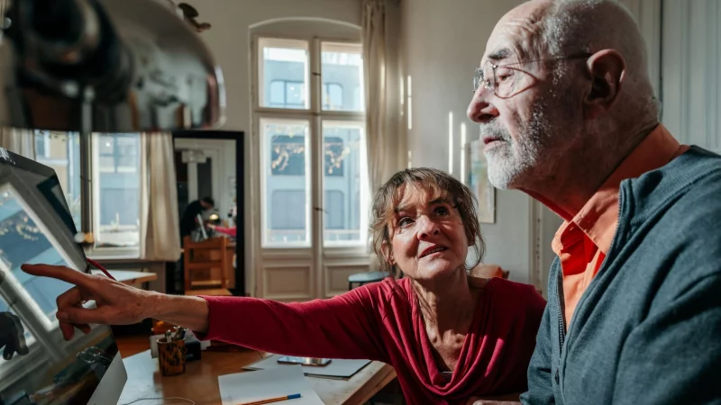 Die Handhabung elektronischer Ger&auml;te f&auml;llt &auml;lteren Menschen schwer. - &copy; Jens Gyarmaty/ZDF/dpa