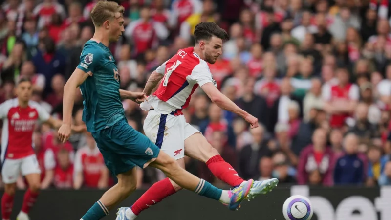 Dean Huijsen (l) wechselt von Bournemouth zu Real Madrid. - &copy; Kin Cheung/AP/dpa