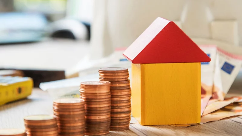 Größere Instandhaltungsmaßnahmen wie Dachsanierung oder Heizungstausch werden aus der Erhaltungsrücklage finanziert: Die jährliche Abrechnung gibt Aufschluss darüber, wie viel Geld aus der Rücklage dafür geflossen ist. - © Christin Klose/dpa-tmn