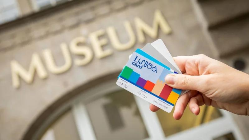 Cityp&auml;sse wie die Lisboa Card f&uuml;r Lissabon k&ouml;nnen sich f&uuml;r St&auml;dtereisende lohnen - wenn das Angebot der P&auml;sse mit den Urlaubspl&auml;nen zusammenpasst. Andernfalls zahlt man eher drauf, als zu sparen. - &copy; Nico Tapia/dpa/dpa-tmn