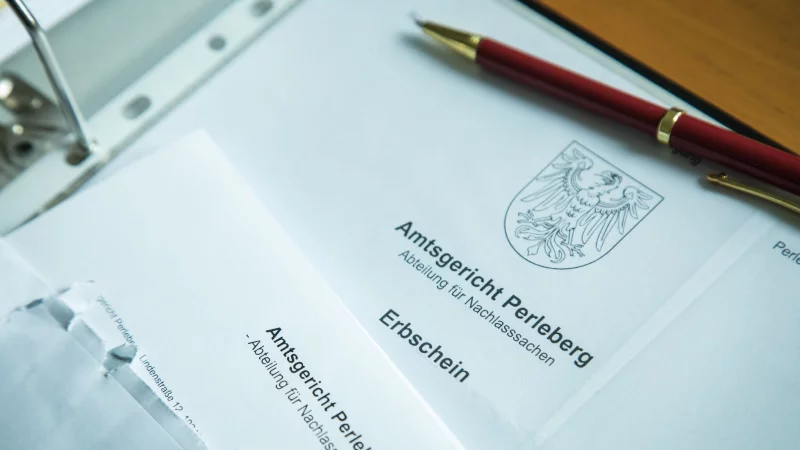 Erbschaften müssen dem Finanzamt innerhalb von drei Monaten gemeldet werden: Die Frist gilt auch für Vermächtnisse. - © Christin Klose/dpa-tmn