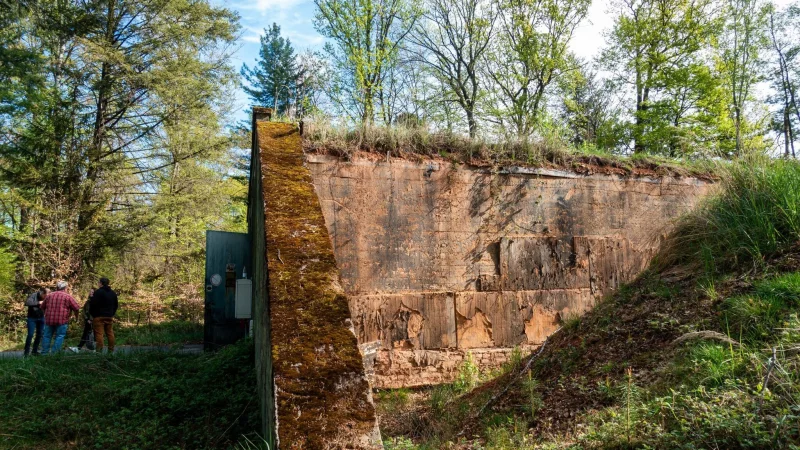 Früher geheim, heute Lagerstätte für Whiskyfässer: Der einstige Nato-Bunker wird von einer Destillerie genutzt. - © Andreas Drouve/dpa-tmn
