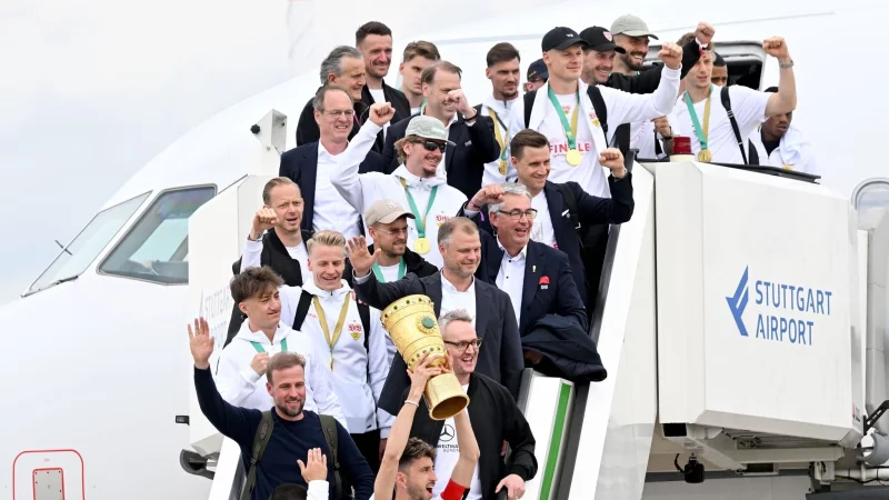 Rückkehr nach Stuttgart: Die Pokalsieger des VfB nach der Landung. - © Marijan Murat/dpa