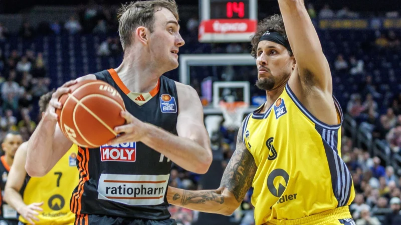 Philipp Herkenhoff (l) setzt sich mit seinen Ulmern gegen Michael Kessens und Alba Berlin durch. - © Andreas Gora/dpa