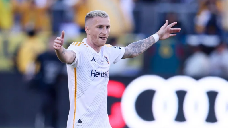 Marco Reus befindet sich mit Titelverteidiger Los Angeles Galaxy in der MLS in einer tiefen Krise. - © Etienne Laurent/AP/dpa