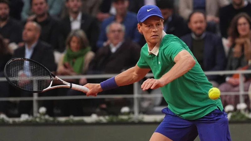 Jannik Sinner hat sein Auftaktspiel bei den French Open ohne große Mühe gewonnen. - © Lindsey Wasson/AP/dpa