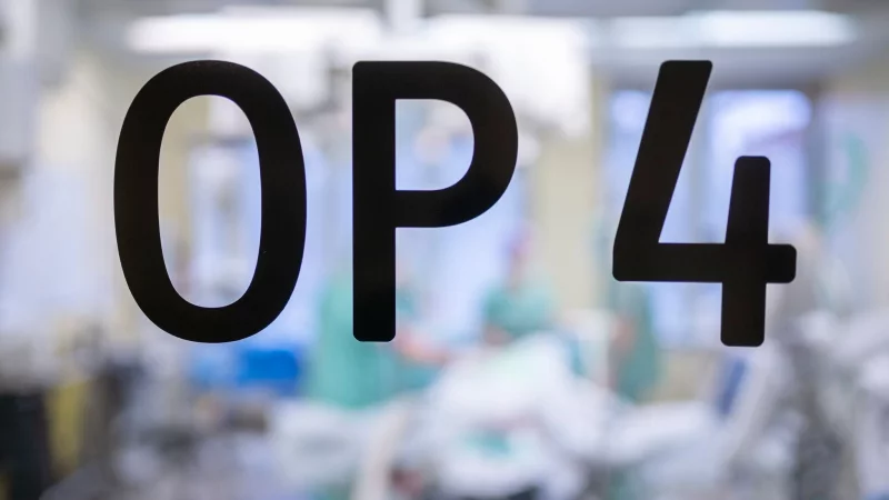 Urteil: Trotz Schmerzen und psychischer Belastung muss die Krankenkasse die Kosten einer OP bei Gyn&auml;komastie nicht &uuml;bernehmen. - &copy; Florian Schuh/dpa-tmn