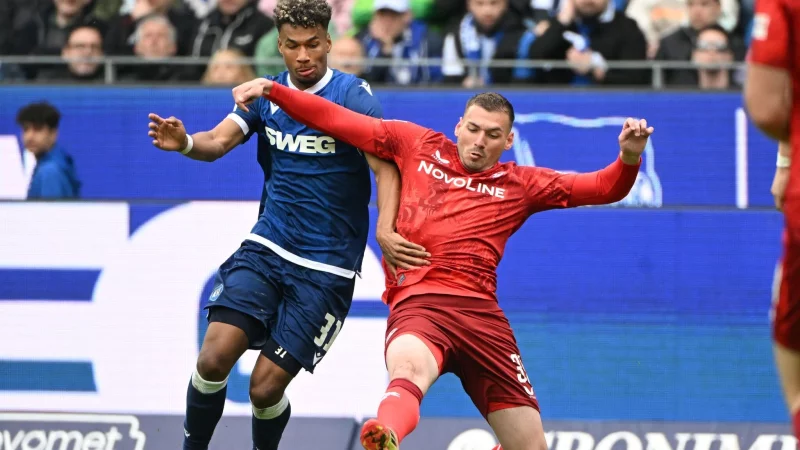 Umkämpftes Duell: Kaiserslauterns Sirch im Duell mit Conte vom KSC. - © Uli Deck/dpa