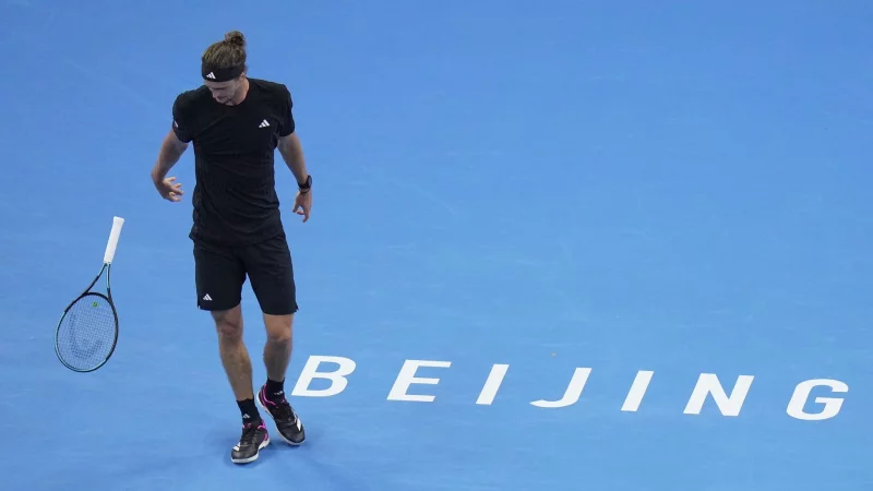 Alexander Zverev lie&szlig; seinen Frust am Schl&auml;ger aus. - &copy; Andy Wong/AP/dpa