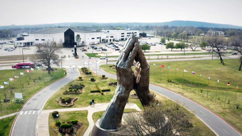 Die «Praying Hands-Statue» von Tulsa im US-Staat Oklahoma. - © -/Artline Films/ARTE F/dpa
