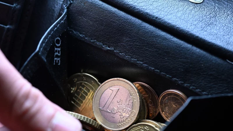 Auch Kleingeld kann sich zu einem netten Sparbetrag addieren, wenn man es konsequent beiseitelegt. - © Federico Gambarini/dpa/dpa-tmn