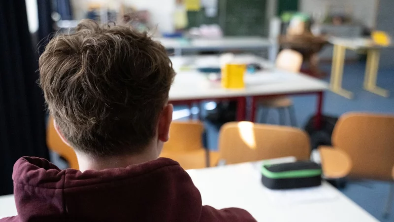 Auch bei Fehlverhalten anderer Schüler können Eltern keine Versetzung oder Entlassung eines Mitschülers erzwingen. - © Leonie Asendorpf/dpa/dpa-tmn