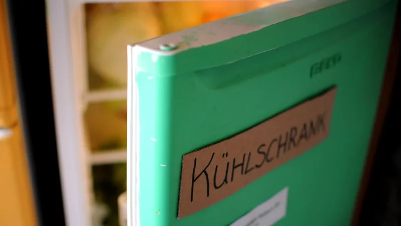 Nicht jedes Gerät ist für den Dauerbetrieb im Freien geeignet: Witterung und UV-Strahlung können herkömmlichen Kühlschränken im Garten dauerhaft schaden. - © Britta Pedersen/dpa/dpa-tmn