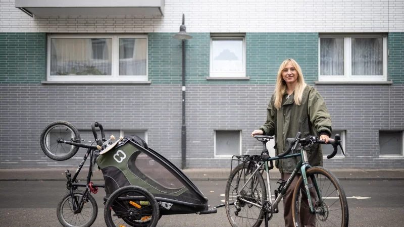 Mit Rad und Kind hat Jasmin B&ouml;hm Tausende Kilometer zur&uuml;ckgelegt und dar&uuml;ber ein Buch geschrieben. (Archivbild). - &copy; Sebastian Gollnow/dpa