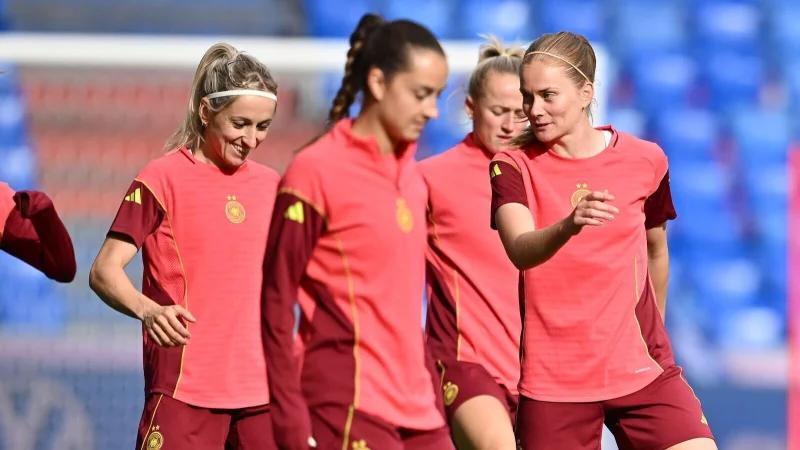 Sjoeke Nüsken (r.) gibt die Richtung vor - © Sebastian Christoph Gollnow/dpa