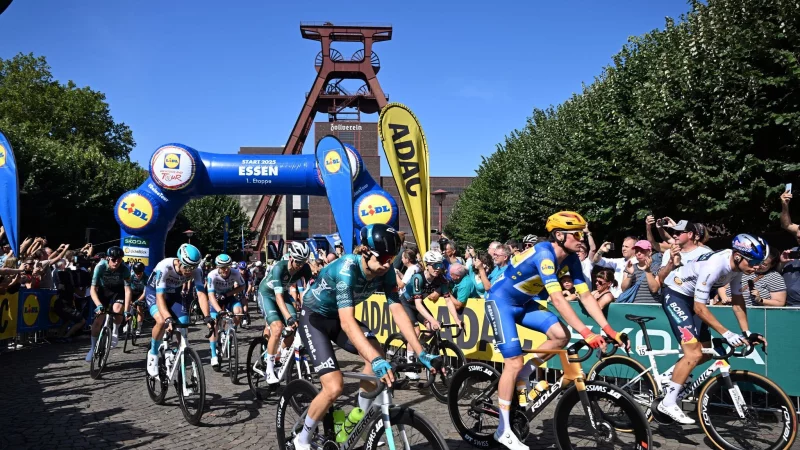 Die Radprofis starten in der Zeche Zollverein in Essen auf die erste Etappe der Deutschland Tour. - © Federico Gambarini/dpa