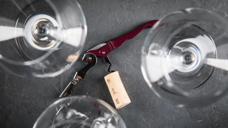 Die meisten Profis empfehlen Weinfreunden als Grundausstattung ein gutes Kellnermesser und gute Weingl&auml;ser. - &copy; Christin Klose/dpa-tmn