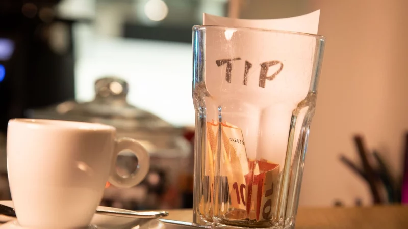 Trinkgeld geben Kundinnen und Kunden freiwillig - die Besch&auml;ftigten d&uuml;rfen es behalten. - &copy; Christin Klose/dpa-tmn