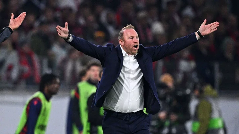 Haderte in Freiburg mit der Technik: Basels Trainer Ludovic Magnin. - &copy; Tom Weller/dpa